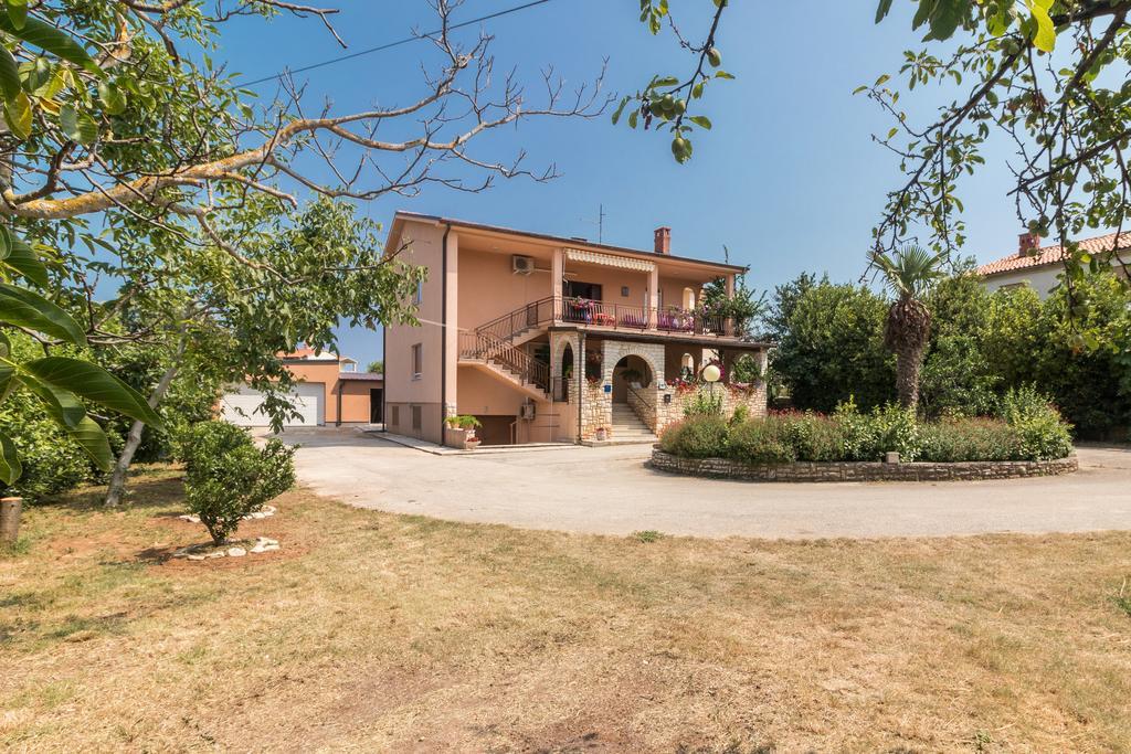 Apartment Taja Ližnjan エクステリア 写真