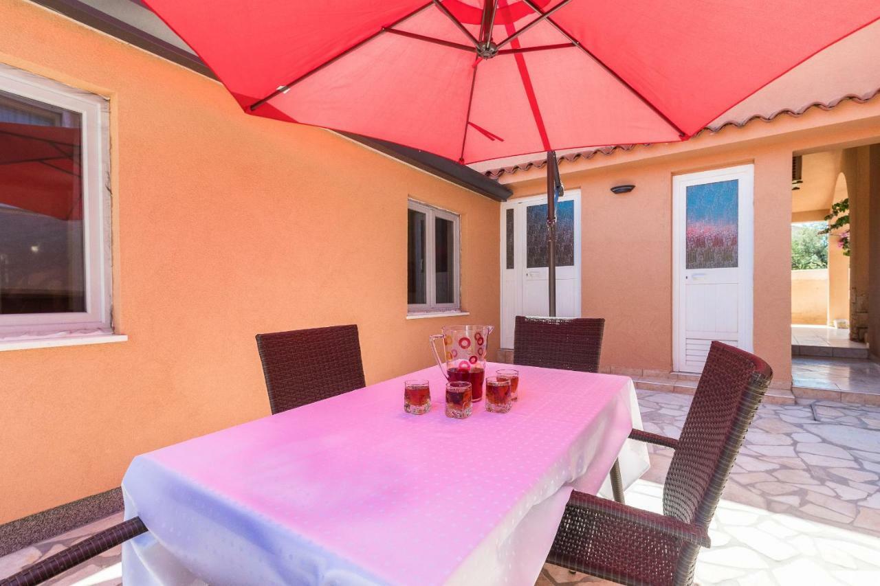 Apartment Taja Ližnjan エクステリア 写真