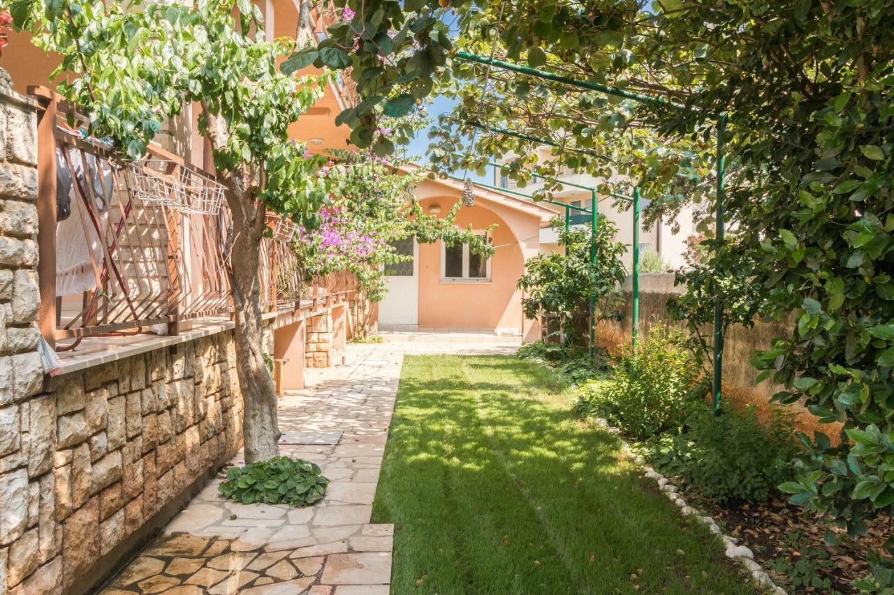 Apartment Taja Ližnjan エクステリア 写真