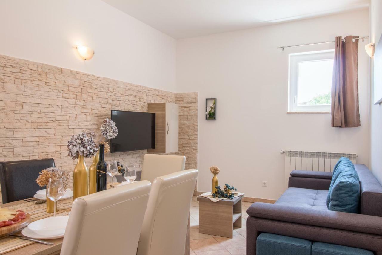 Apartment Taja Ližnjan エクステリア 写真